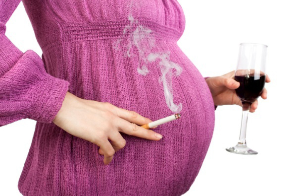 Беременность курению и алкоголю не помеха