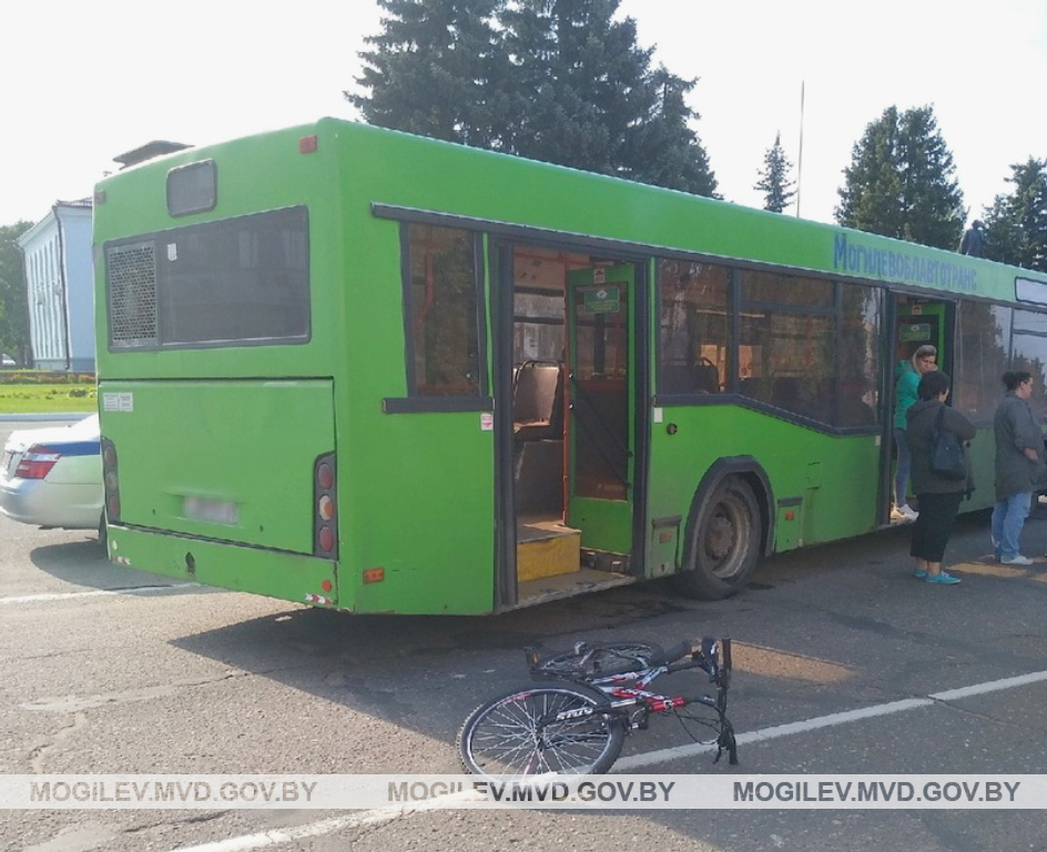 В Осиповичах несовершеннолетняя велосипедистка попала под колеса автобуса