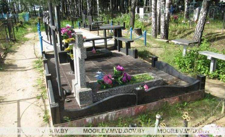 Малолетние вандалы на кладбище в Кировске