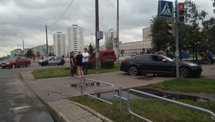 В центре Бобруйска автомобиль «Kia» вылетел на тротуар