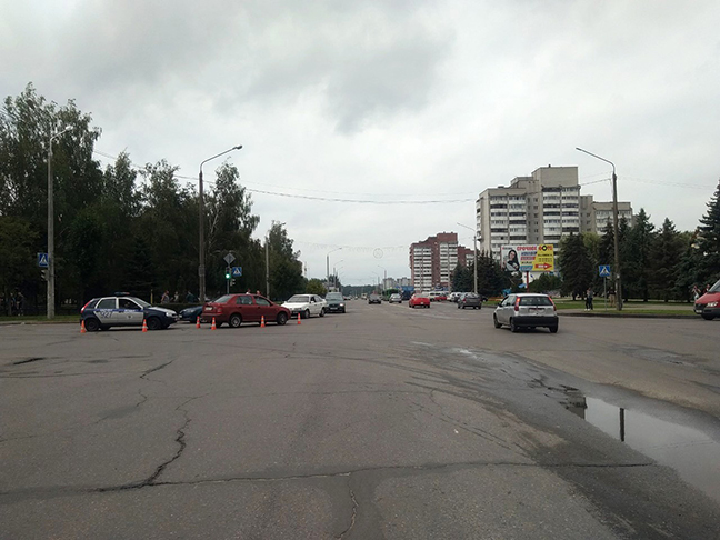 В центре Бобруйска автомобиль «Kia» вылетел на тротуар