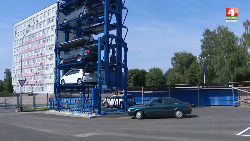 В Могилеве появилась первая многоуровневая парковка-этажерка