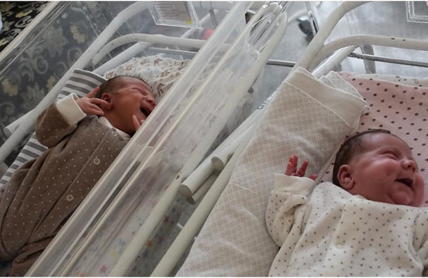 В Казахстане женщина родила двоих детей с разницей в два месяца