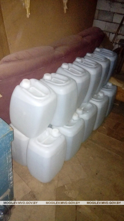 В Бобруйске у мужчины в гараже нашли 500 литров спирта. Хранил для себя любимого