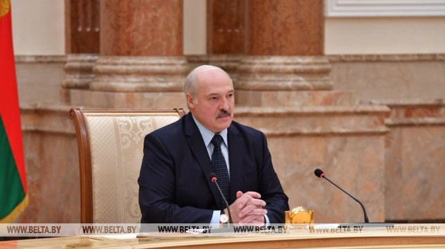 Лукашенко нелестно отозвался о работе милиция. «Некоторые в погонах прибурели и оборзели - эти люди должны быть изъяты из нашего общества» - заявил он на совещании