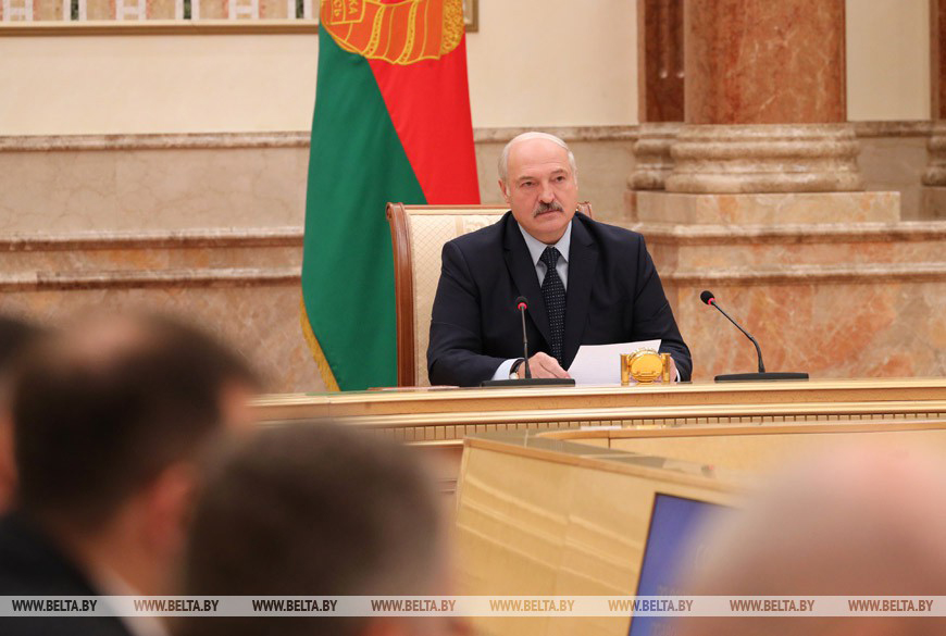 Лукашенко нелестно отозвался о работе милиция. «Некоторые в погонах прибурели и оборзели - эти люди должны быть изъяты из нашего общества» - заявил он на совещании