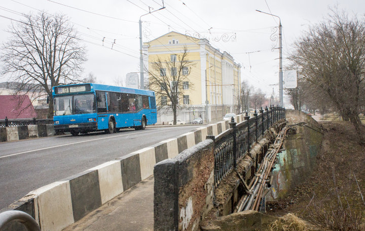 Утверждены маршруты движения автобусов и троллейбусов, курсировавших через ж/д вокзал на улице Первомайской, на период закрытия моста