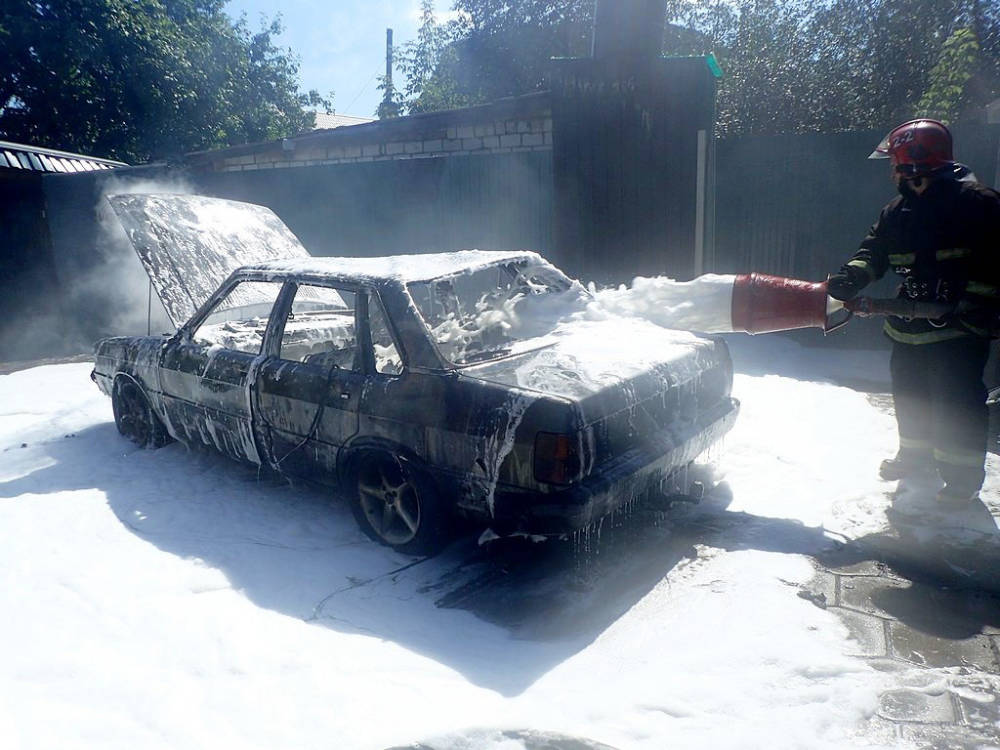 В Бобруйске открытым пламенем горел автомобиль