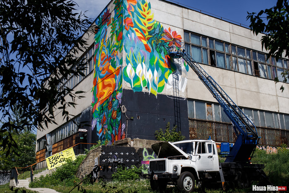 Посмотрите какое необычное граффити рисует могилевчанин, участвующий в фестивале Vulica Brasil в Минске