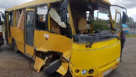 В Мстиславском районе "Мерседес" врезался в пассажирский автобус