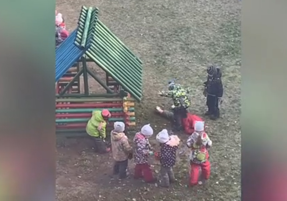 Дожили! В Ярославле детсадовцы толпой избили девочку (видео)