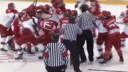 Хоккеисты Беларуси и России устроили массовую драку на льду (видео)