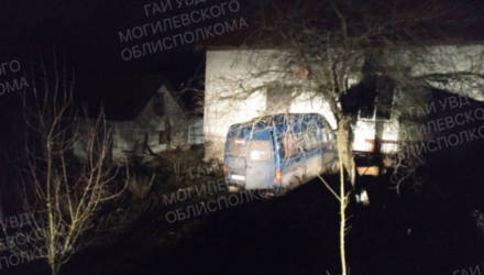 В Осиповичском районе 3-летний мальчик попал под машину, а в Школе бесправник врезался в забор