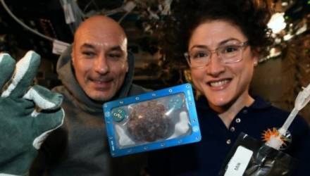 Астронавты на МКС приготовили шоколадное печенье