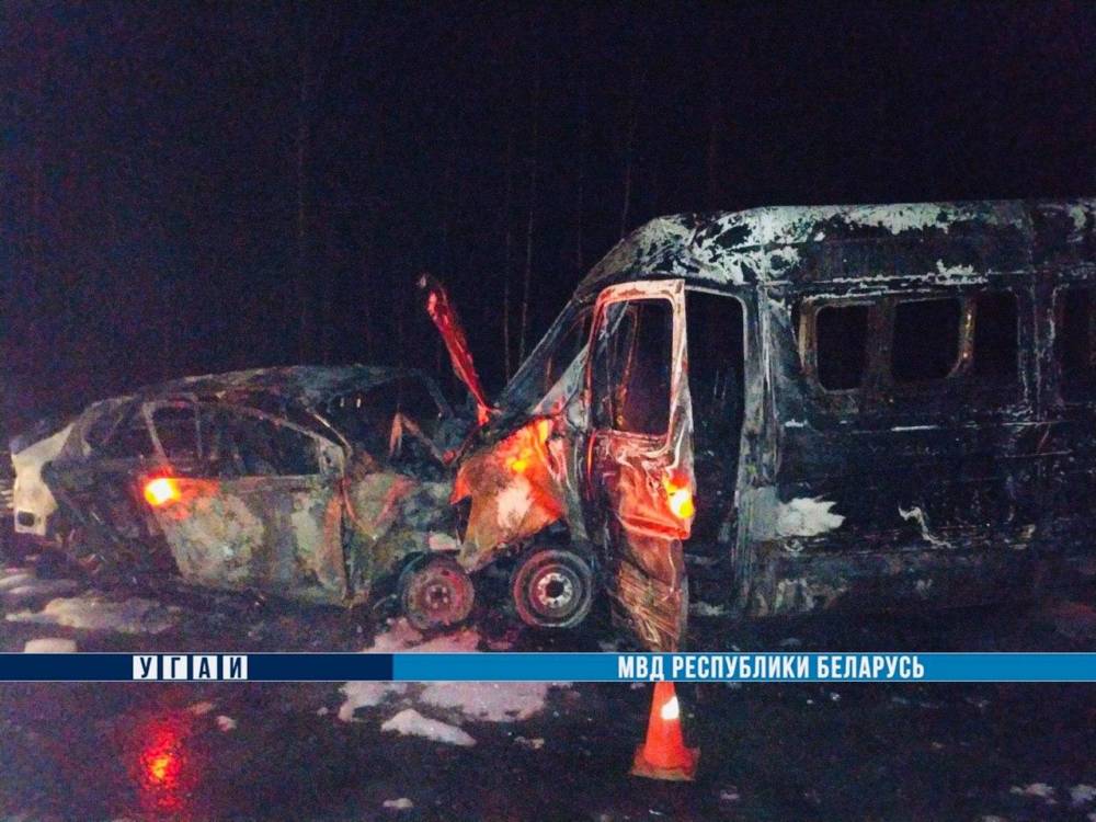 Два человека погибли в результате столкновения и возгорания маршрутки и легковушки в Могилёве