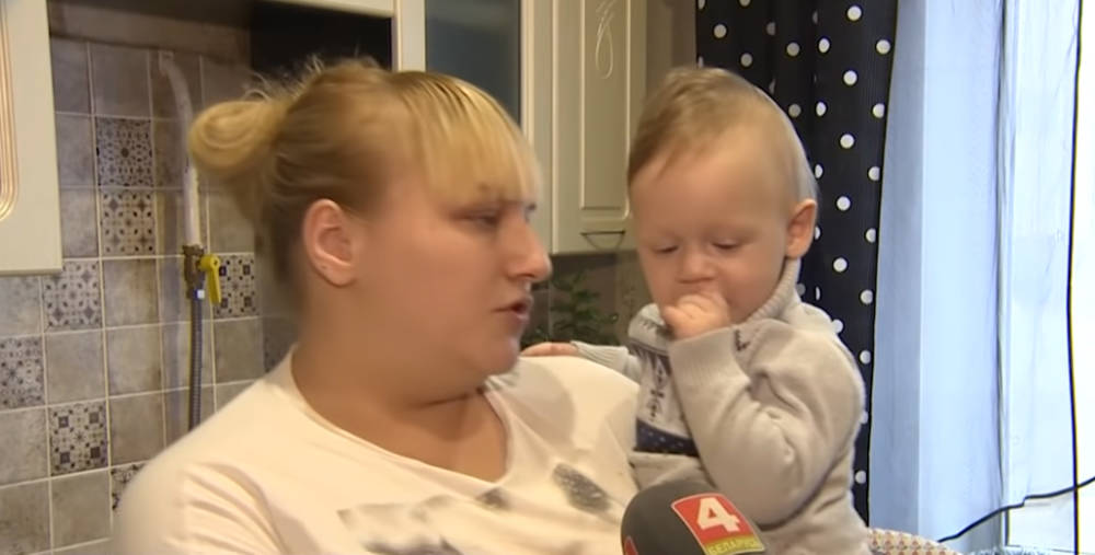 В Могилёве малыш, которого выбросили с балкона 1-го этажа, вернулся в семью (видео)