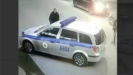 В Могилёве мужчина, с признаками алкогольного опьянения, помочился на автомобиль милиции