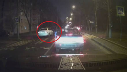 ГАИ посмотрела видео очевидца и лишила "прав" водителя, не пропустившего пешехода в Минске