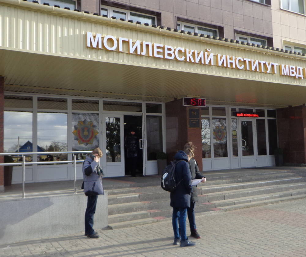 Сотни абитуриентов пришли на День открытых дверей в Могилёвский институт МВД