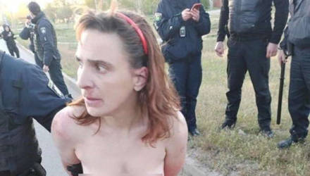 Украинка голой разгуливала по улице с отрезанной головой дочери (видео 18+)