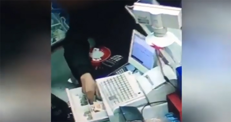 В Могилеве мужчина вытащил из кассы магазина деньги (видео)