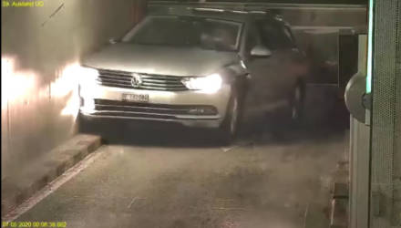 Видеофакт. "Виртуозный" заезд водителя Volkswagen Passat на парковку