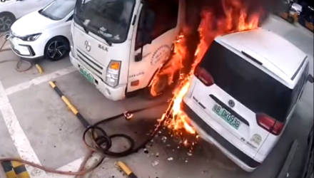 Как один электромобиль сжег целую парковку с машинами в Китае (видео)