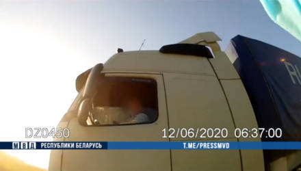 В Хотимске водители фур пытались сбить инспекторов ГАИ: пришлось стрелять по колесам (видео)