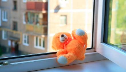 В Бобруйске из окна выпал двухлетний ребенок